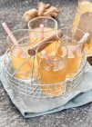 Quattro bicchieri di limone switchel con cannucce — Foto stock