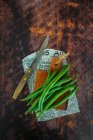 Свіжа весняна зелена квасоля на сільському столі — стокове фото