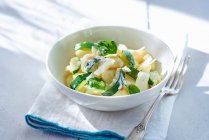 Gnocchi con zucchine e basilico — Foto stock