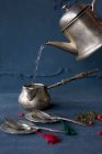 Teezubereitung in Silberkanne — Stockfoto
