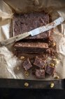Vegane Schokolade mit Amaranth und Maulbeeren in Scheiben geschnitten — Stockfoto