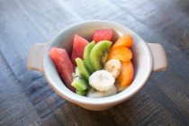 Salade de fruits frais dans un bol — Photo de stock