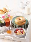 Un plateau de petit déjeuner avec un bagel, un smoothie et quelques baies — Photo de stock