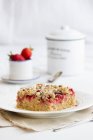 Strawberry cake with nut crumble topping — Stock Photo