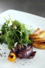 Salada Arugula com pêssego grelhado, cebola vermelha grelhada, feta e pistache — Fotografia de Stock