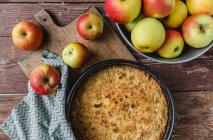 Apfelkuchen und frische Äpfel — Stockfoto