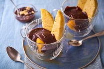 Ananasscheiben mit Schokoladensauce in Glasbechern — Stockfoto
