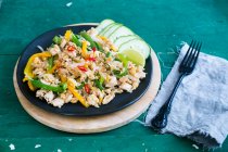 Жареный рис с курицей и овощами — стоковое фото