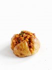 Запеченный картофель с беконом и фасолью — стоковое фото