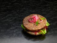 Крупный план вкусных гамбургеров с булочками — стоковое фото