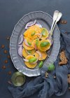 Orangensalat mit roten Zwiebeln und Basilikum — Stockfoto