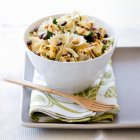 Nudelsalat mit gegrilltem Kürbis und Zucchinis — Stockfoto
