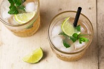 Coquetéis com gin, ginger ale e hortelã — Fotografia de Stock