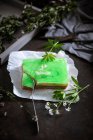 Torta de nuez vegana con crema de vainilla y jalea woodruff - foto de stock
