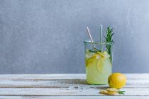 Lemon and rosemary switchel with ginger and rosemary — Stock Photo