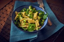 Macaroni with broad beans and broccoli — Stock Photo