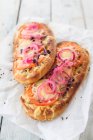 Focaccia with tomatoes, vegan grated cheese and pickled onions (Italy) — Stock Photo