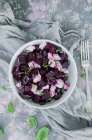 Rote-Bete-Salat mit Feta und Minze (Aufsicht)) — Stockfoto
