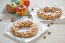 Pastry wreaths filled with apples and almonds, and dusted with powdered sugar (vegan) — Stock Photo