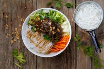 Thai-Schüssel mit Reisnudeln, Gemüse und Erdnüssen — Stockfoto