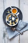Haferbrei mit Joghurt, Blaubeeren und Mandeln — Stockfoto