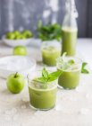 Зеленый сок с огурцом, сельдереем, мятой и имбирем — стоковое фото