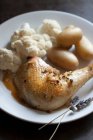 Jambe de poulet aux fleurs de lavande, chou-fleur et pommes de terre — Photo de stock