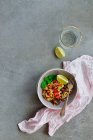 Ensalada de trigo bulgur con albaricoques, menta y granada - foto de stock