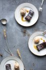 Brownies with Earl Grey ice cream — Stock Photo