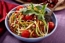 Salada com coquetel de tomate, abobrinhas, pinhões e sementes de romã — Fotografia de Stock