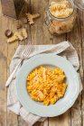 Fusilli with tomato sauce and pine nuts (Італія).) — стокове фото