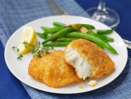 Breaded cod fillets with green beans — Stock Photo