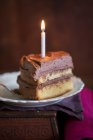 Gelbe Torte mit Schokoladenzuckerguss — Stockfoto