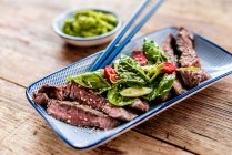 Steak mit Spinatblättern und Wasabi-Avocado-Dip (Japan)) — Stockfoto