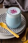 Smurf latte з кокосовим молоком, спіруліна та буряковим порошком — стокове фото