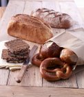 Vários pães, pretzels e rolos — Fotografia de Stock