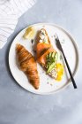 Un croissant di avocado e salmone — Foto stock