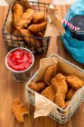 Nuggets de frango sem glúten, ketchup e cola — Fotografia de Stock