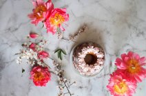 Eine Schicht Kuchen mit Erdbeercreme — Stockfoto