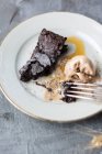 A brownie with Earl Grey ice cream — Stock Photo