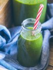 Veganer grüner Smoothie mit Avocado, Kiwi, Banane und Spinat — Stockfoto