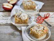 Tre pezzi di torta di mele sbriciolate — Foto stock