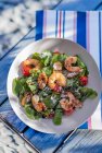 Spinach salad with prawns — Stock Photo