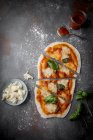 Pizza caseira Margarita — Fotografia de Stock