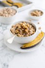 Harina de avena con plátanos caramelizados y jarabe de arce - foto de stock