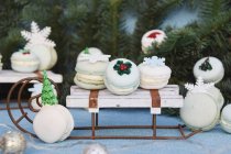 Los macarons invernales sobre el trineo decorativo - foto de stock
