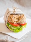 Formaggio di capra vegetariano fresco e sandwich di verdure sul pane integrale — Foto stock