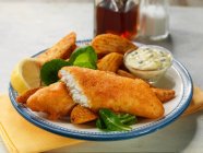 Рыба и чипсы с соусом тартар — стоковое фото