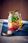 Uma salada em camadas em um jarro — Fotografia de Stock