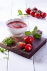 Salsa de tomate, tomates frescos y albahaca - foto de stock